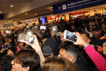 El grupo CNCO anoche al llegar a Ezeiza fue recibido por una multitud de fans