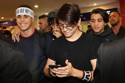 El grupo CNCO anoche al llegar a Ezeiza fue recibido por una multitud de fans