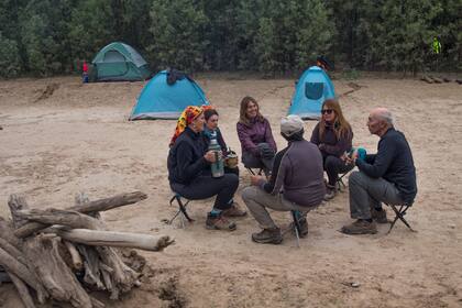 El grupo compartiendo unos mates durante una pausa fuera del agua.