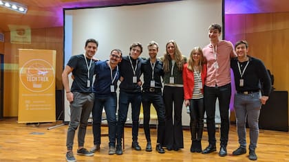 El grupo completo, conformado por 8 estudiantes de ITBA