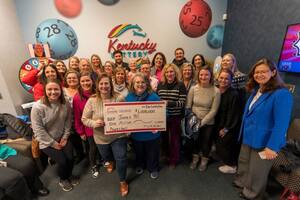 El grupo de 30 trabajadores y exempleados de una escuela fue a recibir su premio en la sede de la lotería de Kentucky