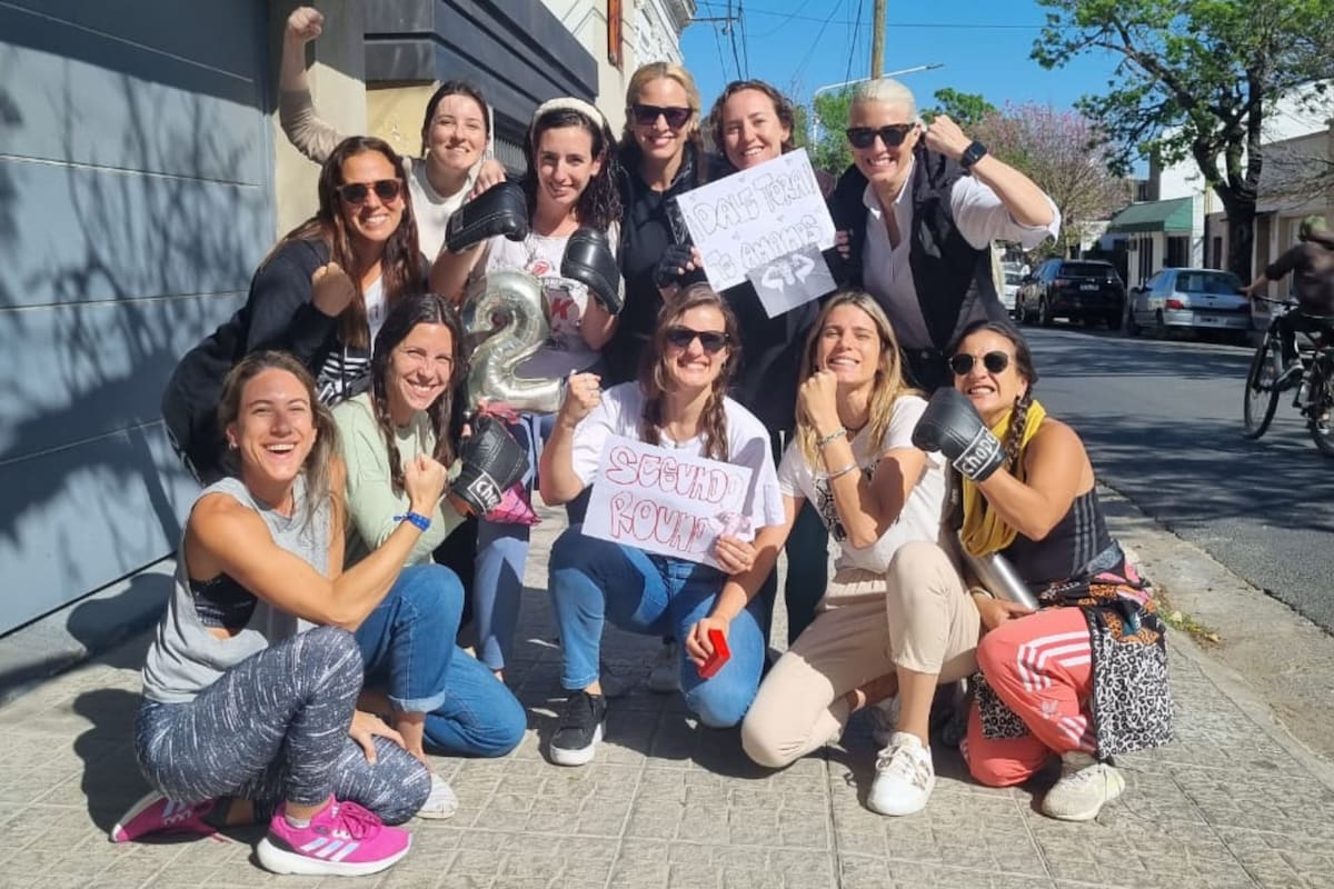 El grupo de amigas la sorprendió en su primera sesión de quimio