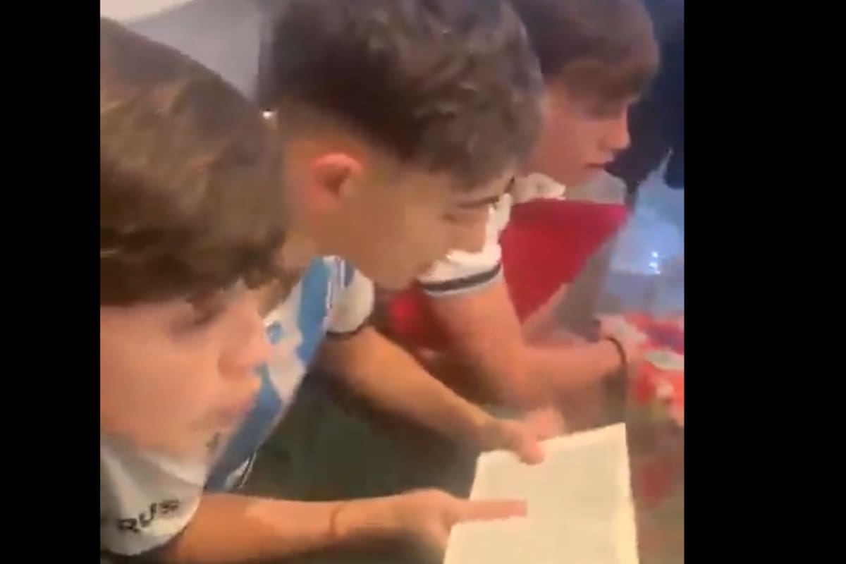 El grupo de amigos observando el partido minutos antes de la victoria argentina