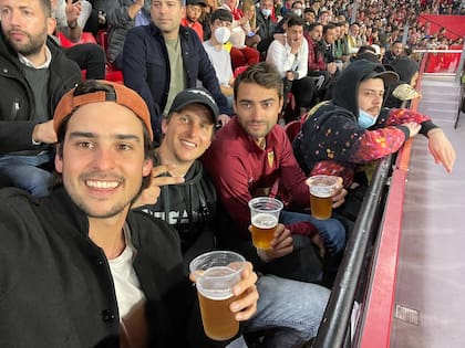 El grupo de amigos pudo ver el partido de Europa League a pocos metros del campo de juego