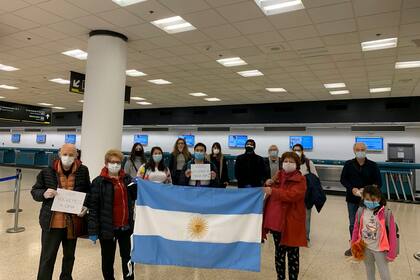 El grupo de argentinos que viajaron desde Nueva York hacia Miami para abordar el vuelo de Aerolíneas Argentinas