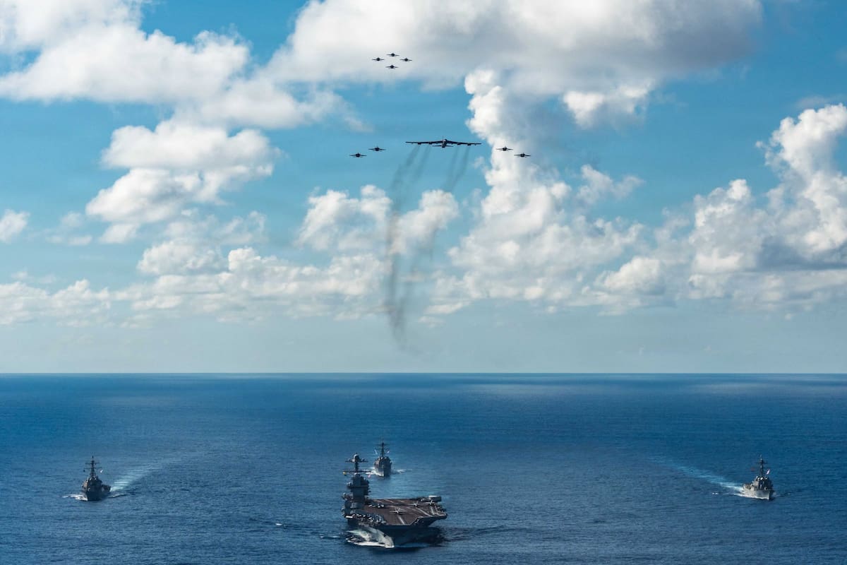 El grupo de ataque del portaaviones USS Gerald R. Ford, captado en imágenes difundidas por el gobierno estadounidense, despliega su poderío en el Caribe