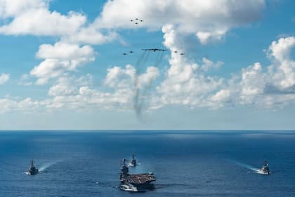 El grupo de ataque del portaaviones USS Gerald R. Ford, captado en imágenes difundidas por el gobierno estadounidense, despliega su poderío en el Caribe