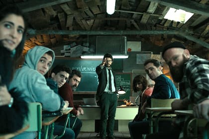 El grupo de atracadores en pleno, en una escena de La casa de papel, el éxito español que desvela a millones de espectadores en el mundo
