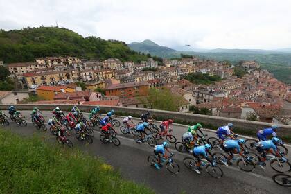 El grupo de ciclistas del Giro de Italia atraviesa la trepada del Muro Lucano durante la cuarta etapa, de 175 kilómetros entre Venosa y Lago Laceno.