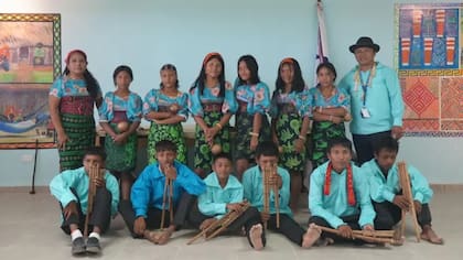 El grupo de danza y música de Isberyala ensaya en la Casa de la Cultura.