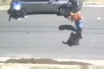 El grupo de delincuentes se fue en el auto robado tras atacar a la victima.