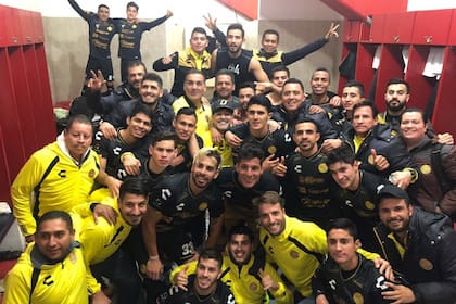 El grupo de Dorados con Maradona en el medio; feliz por la clasificación a las semifinales de la liguilla de la segunda división mexicana