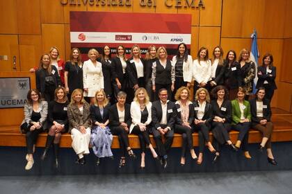 El grupo de egresados y autoridades en la entrega de diplomas de la edición 2022 del programa especial de capacitación “Next Board: tu próximo paso para integrar un Directorio”