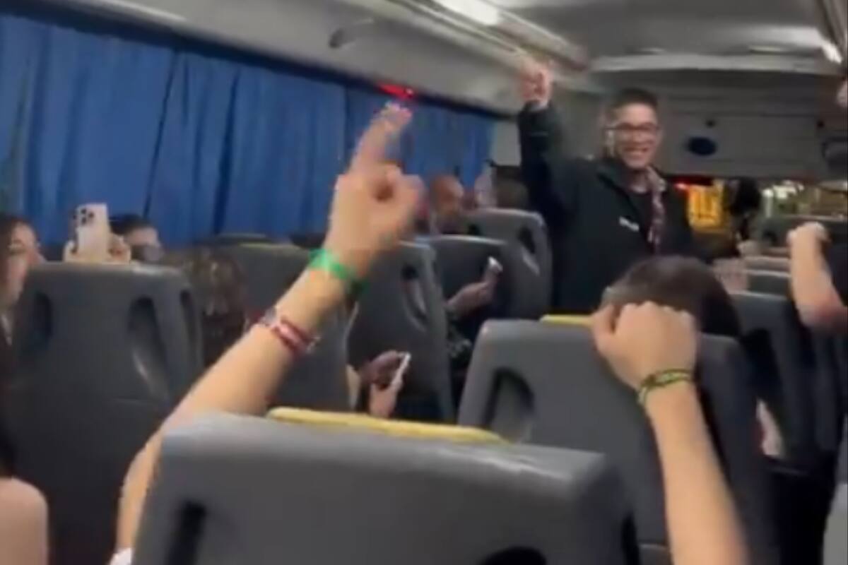 El grupo de estudiantes, aparentemente arengado por un coordinador, entonó cánticos antisemitas.