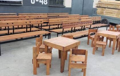 El grupo de internos fabrica silla, mesas, bancos y armarios pero también repara sillas de ruedas y camas ortopédicas para las personas con discapacidad