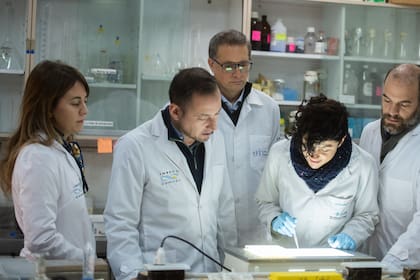 El grupo de investigadores argentinos que participa de los estudios para el desarrollo de la vacuna contra la leishmaniasis