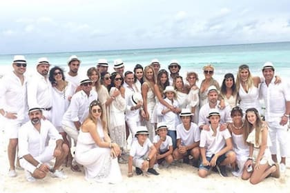 El grupo de íntimos invitados posa para la foto de recuerdo en la arena de la Riviera Maya en México