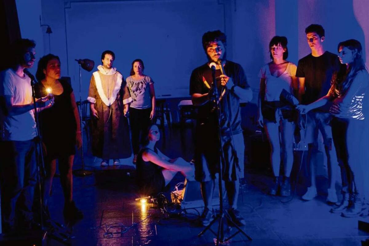 El grupo de jóvenes actores en un bello marco lumínico