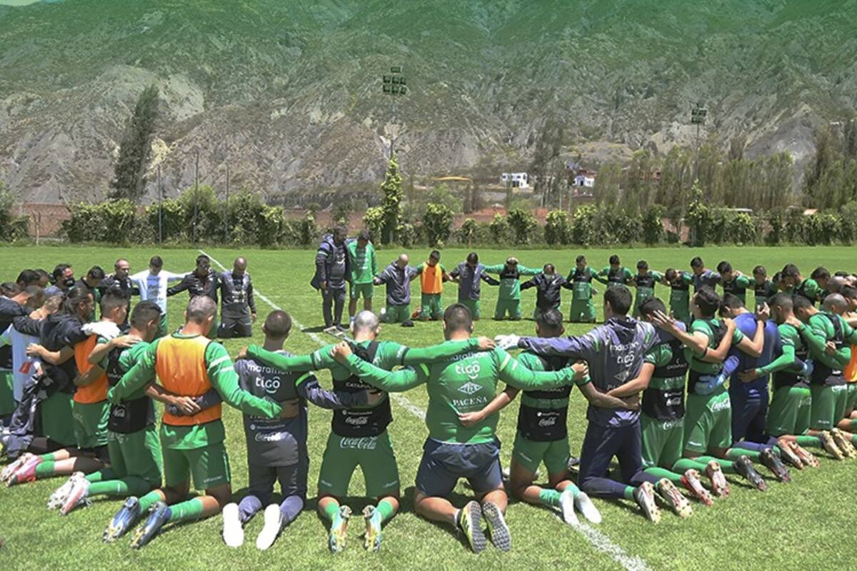 El grupo de la selección boliviana de fútbol, en una arenga colectiva luego de una práctica en el complejo de la Federación Boliviana de Fútbol, en La Paz.