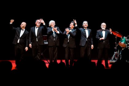 El grupo de Les Luthiers está integrado por Carlos López Puccio, Jorge Maronna, Tomás Mayer-Wolf, Marcos Mundstock, Martín OConnor y Horacio "Tato" Turano.