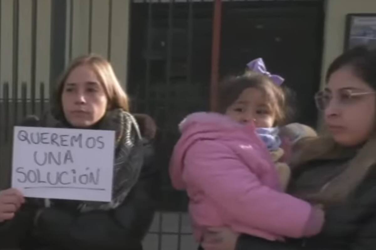 El grupo de madres reclamando la reconexión del gas luego de un año sin servicio