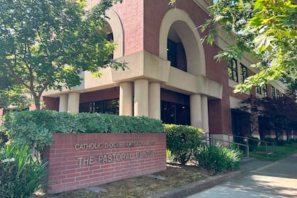 El grupo de migrantes fue dejado afuera de la diócesis católica de Sacramento, California