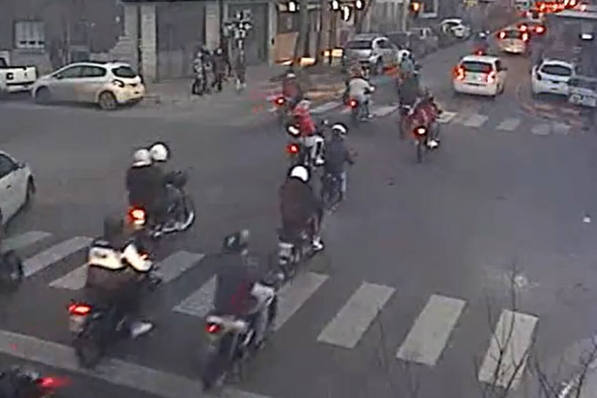 El grupo de motociclistas circuló por las calles de Mar del Plata y quedó resgistrado por las cámaras de seguridad