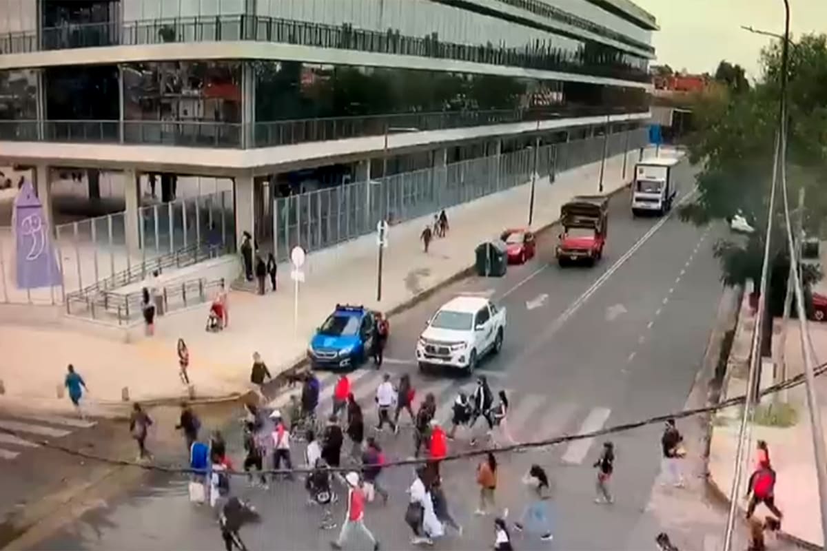 El grupo de personas en el momento en que llegan al Ministerio