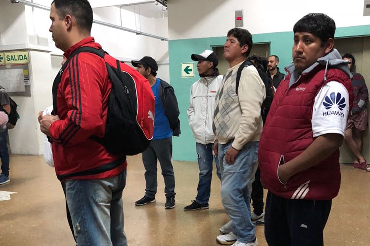 El grupo de personas que se presentaron en la Facultad de Medicina para evitar que se cierre la votación a horario
