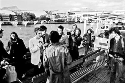 El grupo de punk rock inglés Sex Pistols en el río Támesis, el 7 de junio de 1977, durante su viaje en barco por el Jubileo de Plata; cantaron "God Save The Queen"