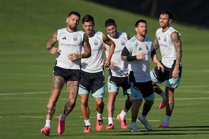 El grupo de referentes que empieza a quedar atrás: Nicolás Otamendi, Giovani Lo Celso, Lionel Messi, Rodrigo De Paul y Leandro Paredes