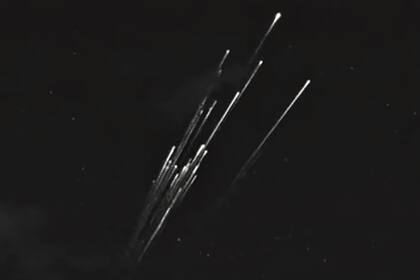 El grupo de satélites captado desde Puerto Rico al ingresar a la atmósfera