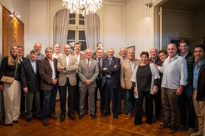 El grupo de socios y criadores que participaron de la ceremonia