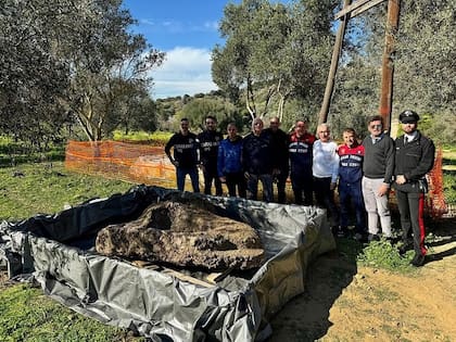 El grupo de trabajo que descrubrió el fragmento de mármol en la costa siciliana