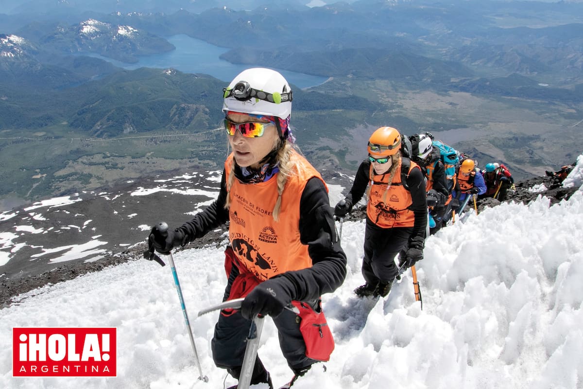 El grupo de veinte personas que iniciaron el ascenso, con guías de montaña. Sólo nueve hicieron cumbre y entre ellas estaba Miguel Manríquez, el primer no vidente en ascender y descender del Lanín en un día .