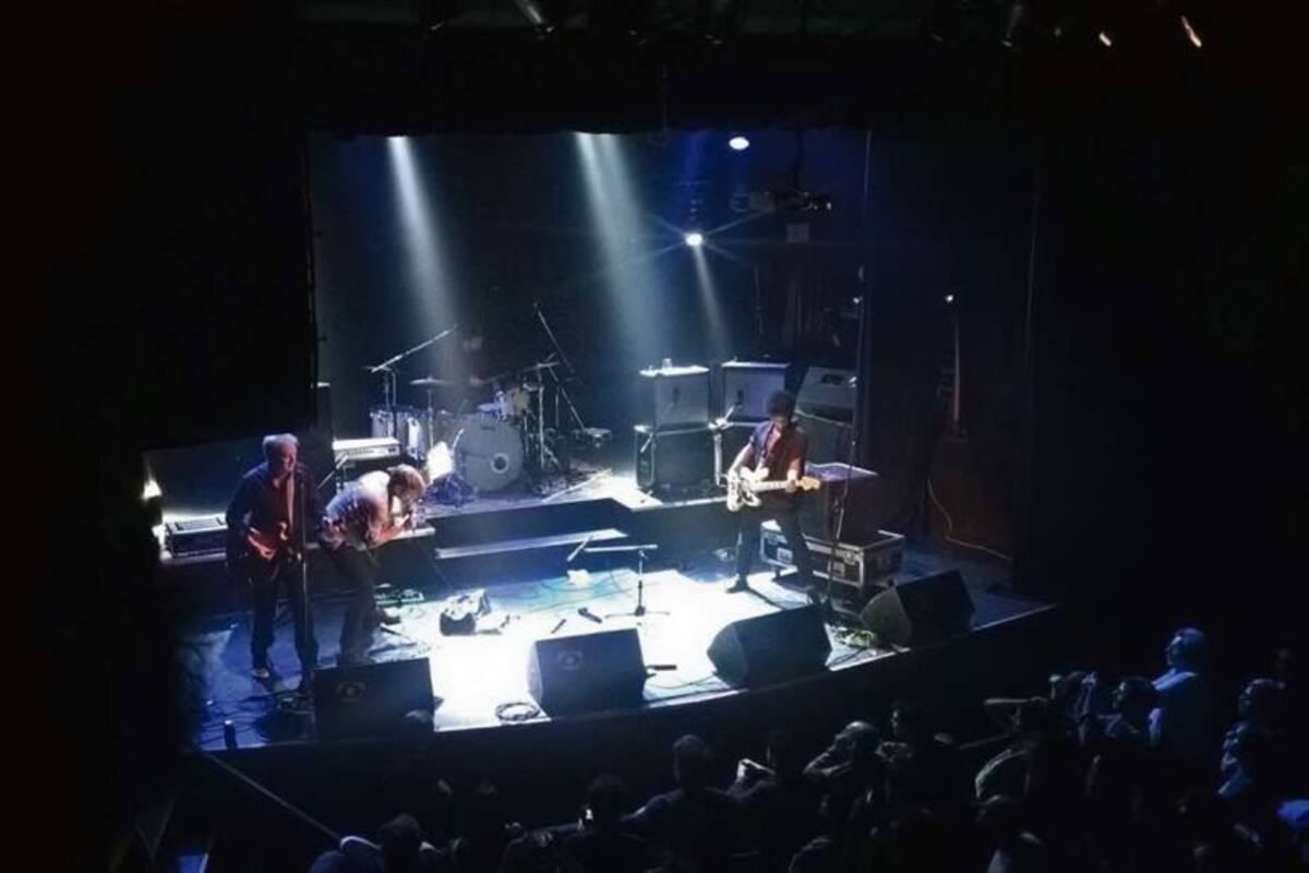 El grupo en plena faena rockera