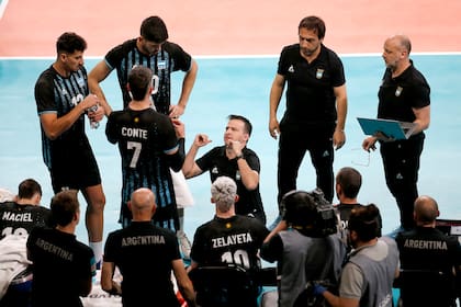 El grupo escucha la charla técnica: la selección de voleibol arrancó con dos victorias