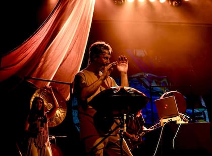 El grupo está integrado por músicos, cantantes, bailarinas y una artista visual, en una puesta que cruza distintas disciplinas y tradiciones sonoras