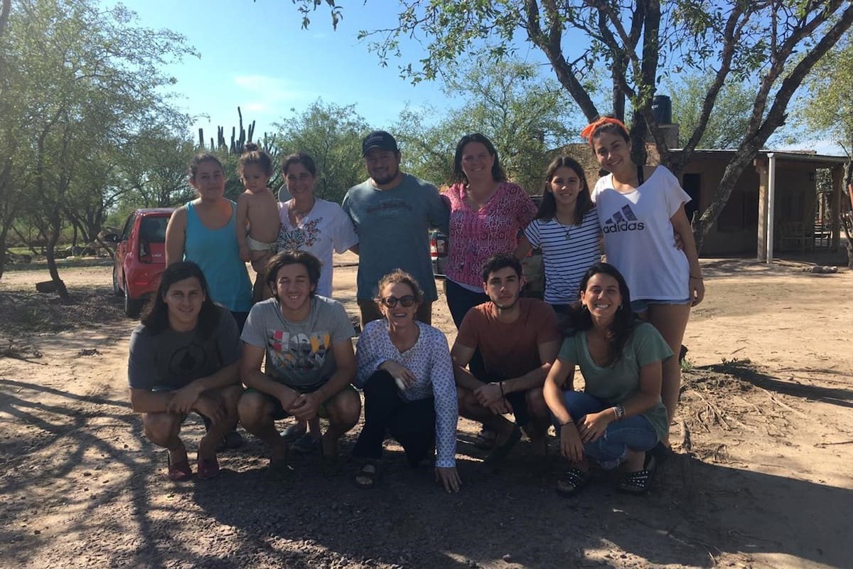 El grupo familiar recorre, junto al lugareño Renzo Galeano, los parajes santiagueños de Rubia Paso y Quimilí desde hace ya cuatro años. Arriba de izquierda a derecha: Lara, la mujer de Renzo, Guillermina, Renzo, Marina, Olivia “ Pitu”,y Florencia. Debajo de izquierda a derecha: Pedro, Gastón, Caroli