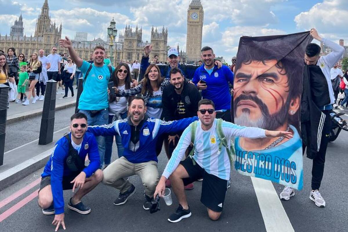 El grupo Hinchas Argentinos. Organizado por varios seguidores de la Selección, siempre está presente en diferentes encuentros, como la Finalissima que se disputó hace unos meses en el estadio de Wembley, en Londres