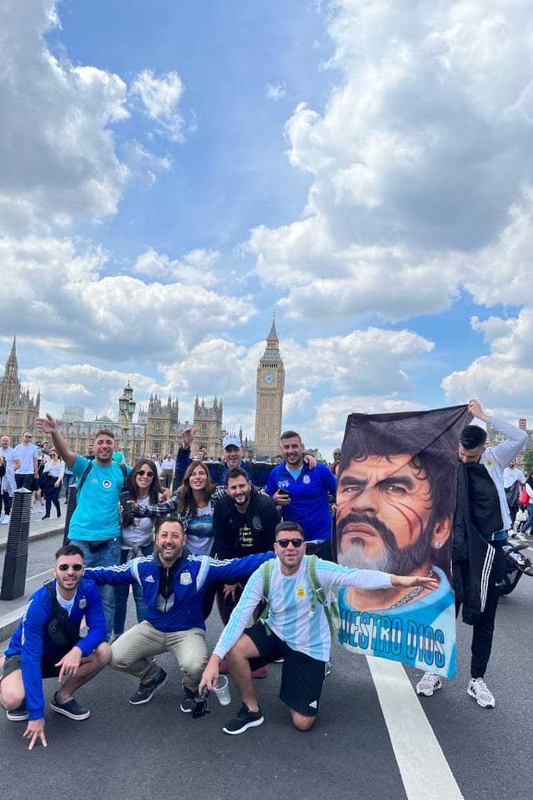 El grupo Hinchas Argentinos. Organizado por varios seguidores de la Selección, siempre está presente en diferentes encuentros, como la Finalissima que se disputó hace unos meses en el estadio de Wembley, en Londres