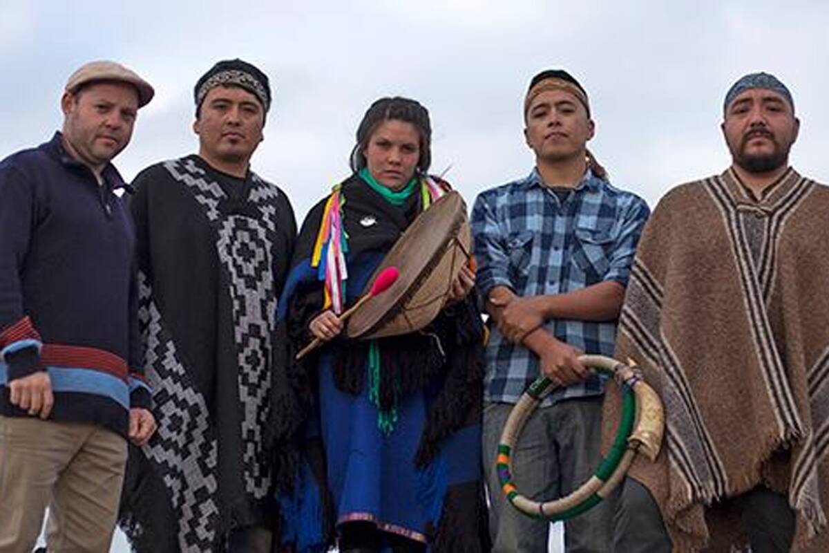 El grupo neuquino Puel Kona lleva una década tocando sobre los escenarios y está conformado por jovene de la comunidad Newen Mapu