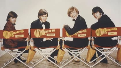 El grupo pop The Monkees, formado por Davy Jones, Micky Dolenz, Peter Tork y Mike Nesmith (el primero a la derecha), posa en sus sillas de director para la serie de televisión de 1966-68