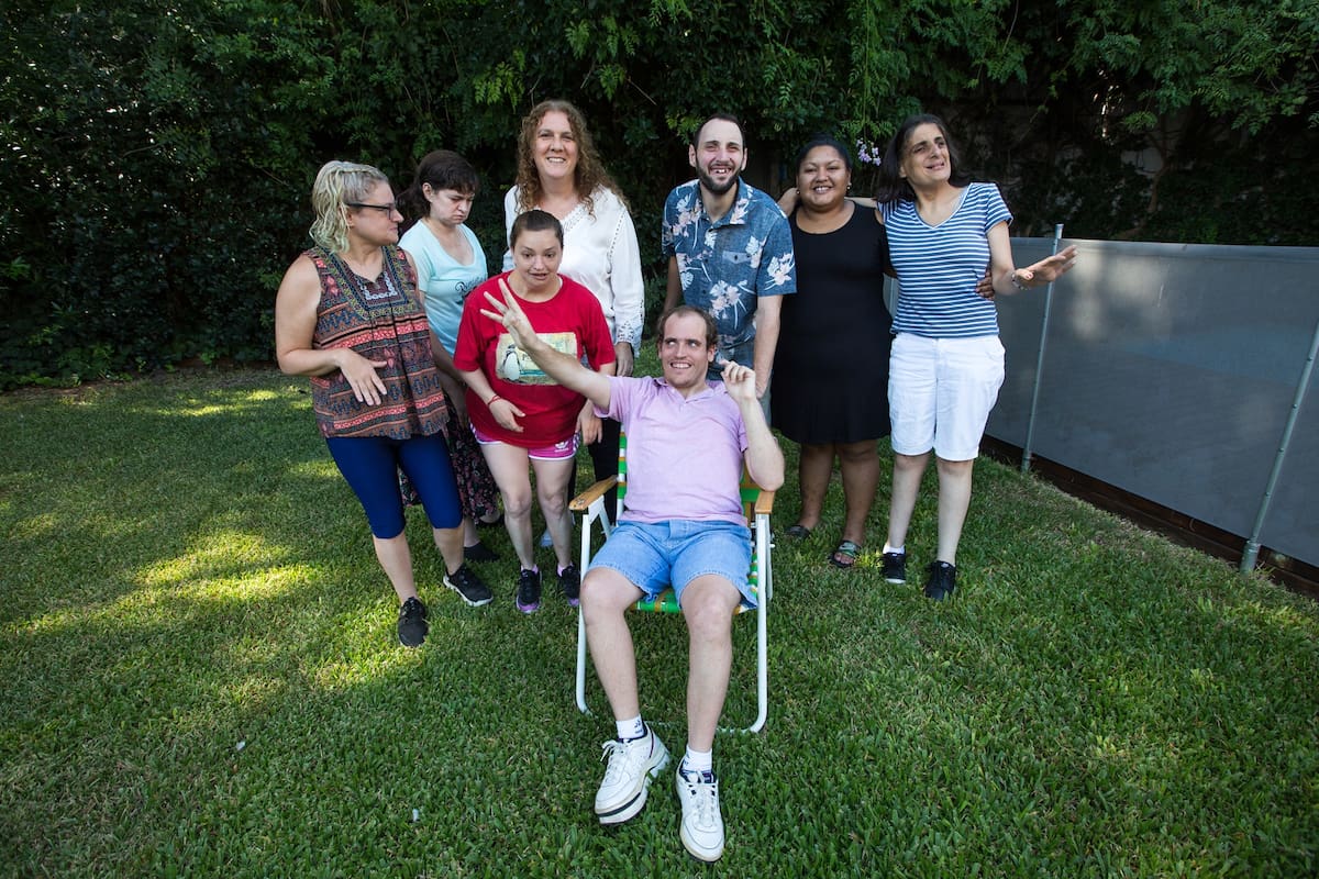 El grupo que reside en Casa Vergara junto a Karina Guerschberg, directora del proyecto, y Yanina Bordón, la asistente que más tiempo pasa con ellos.