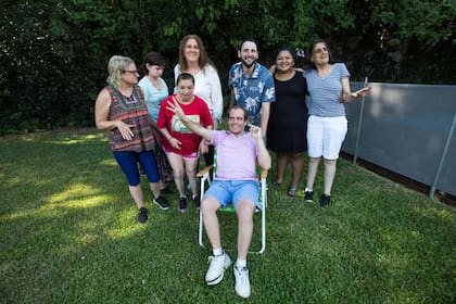 El grupo que reside en Casa Vergara junto a Karina Guerschberg, directora del proyecto, y Yanina Bordón, la asistente que más tiempo pasa con ellos.
