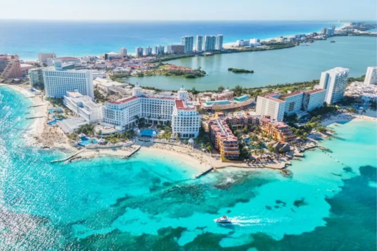 El grupo quedó varado en Cancún por su comportamiento.