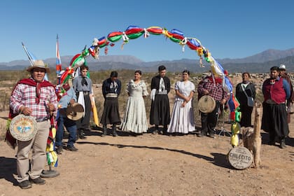 El grupo Ramo de Albahaca de Chilecito,reunido alrededor del arco Chayero.