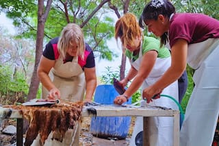 Mujeres rurales agregan valor a los cueros con “sus saberes ancestrales”