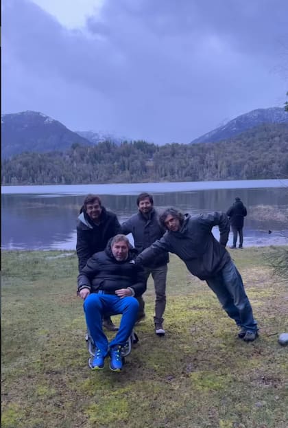El grupo visitó el lago y disfrutó de distintos paseos durante el viaje (Foto: Instagram @emipinson)