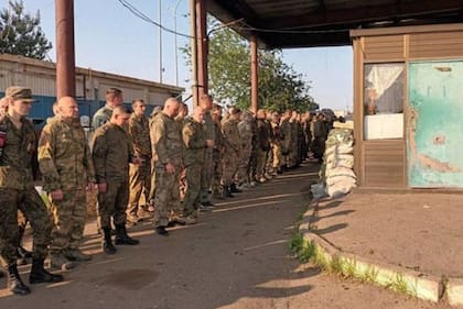 El grupo Wagner dice que esta foto muestra a los guardias fronterizos rusos en un puesto de control deponiendo sus armas.